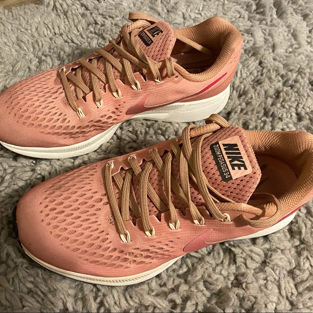 Worn one time NIKE zoom pegasus 34 size 9.5